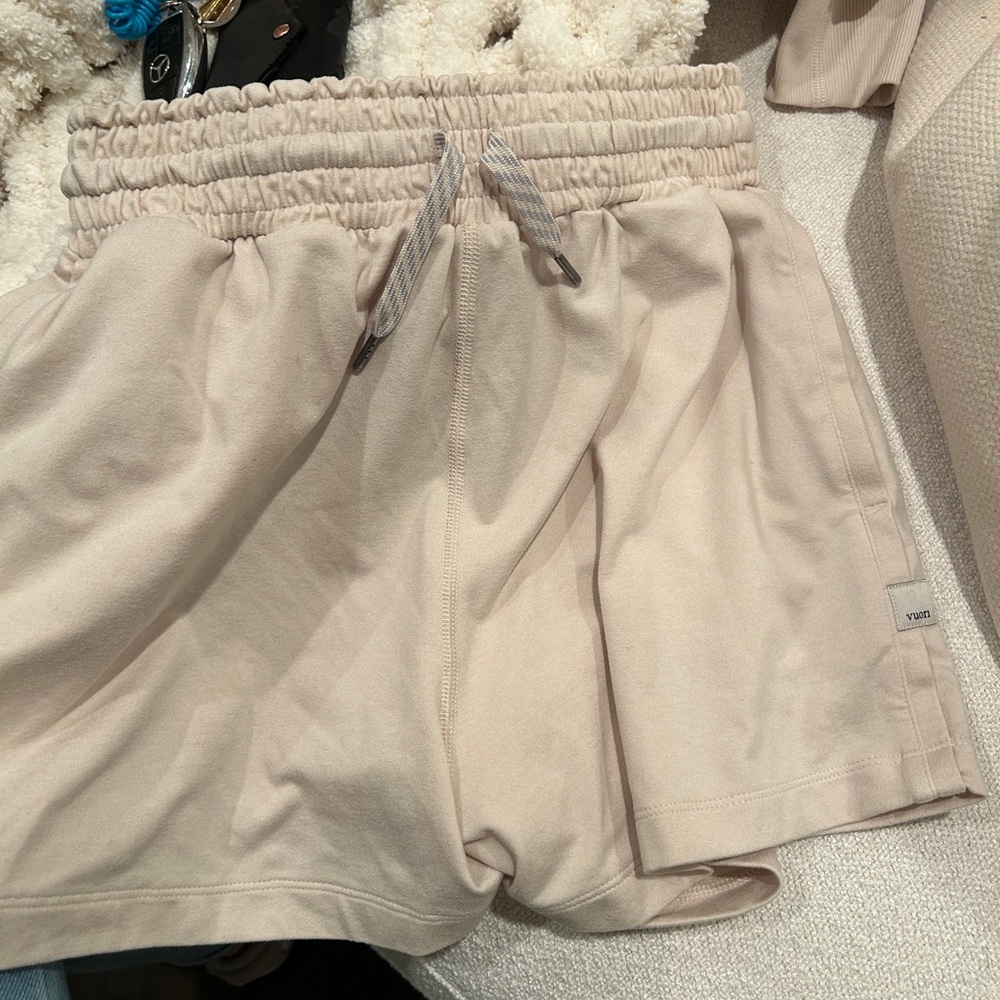 Vuori Lounge Set – Sweatshirt + Shorts | Neutral Beige